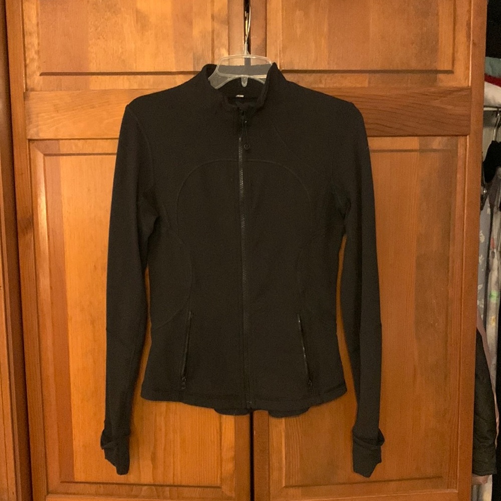 Black lulu lemon zip up! Stretchy material! Size 8!